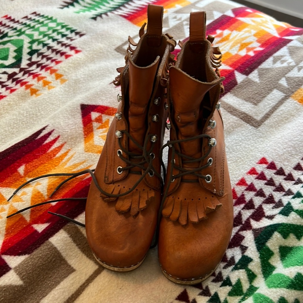 Super cute lace up boots. Only been worn a few times. Like new!